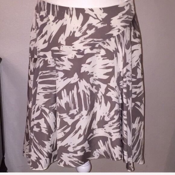 Vince Camuto Abstract Neutral Skirt Size 6 NWT - Picture 1 of 8